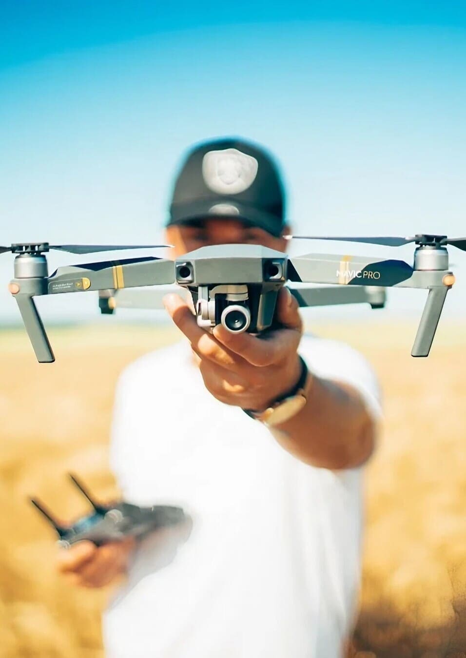 piloto sujetando drone para profesional del video